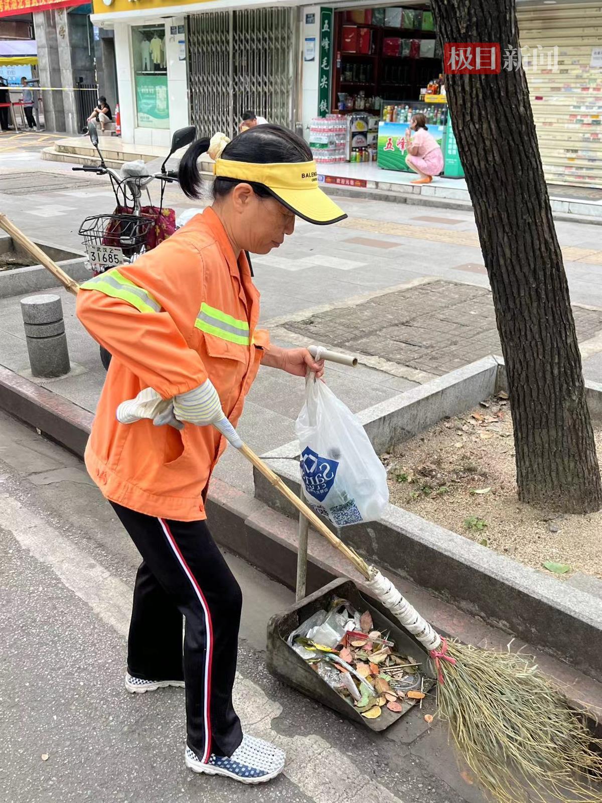 错过儿子高考后, 环卫工连续九年在考点外工作