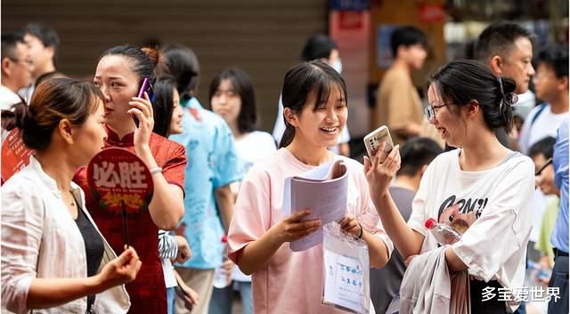 憋坏了? 四川一名男孩高考后冲出考场嘶吼“我要找漂亮的女孩了”