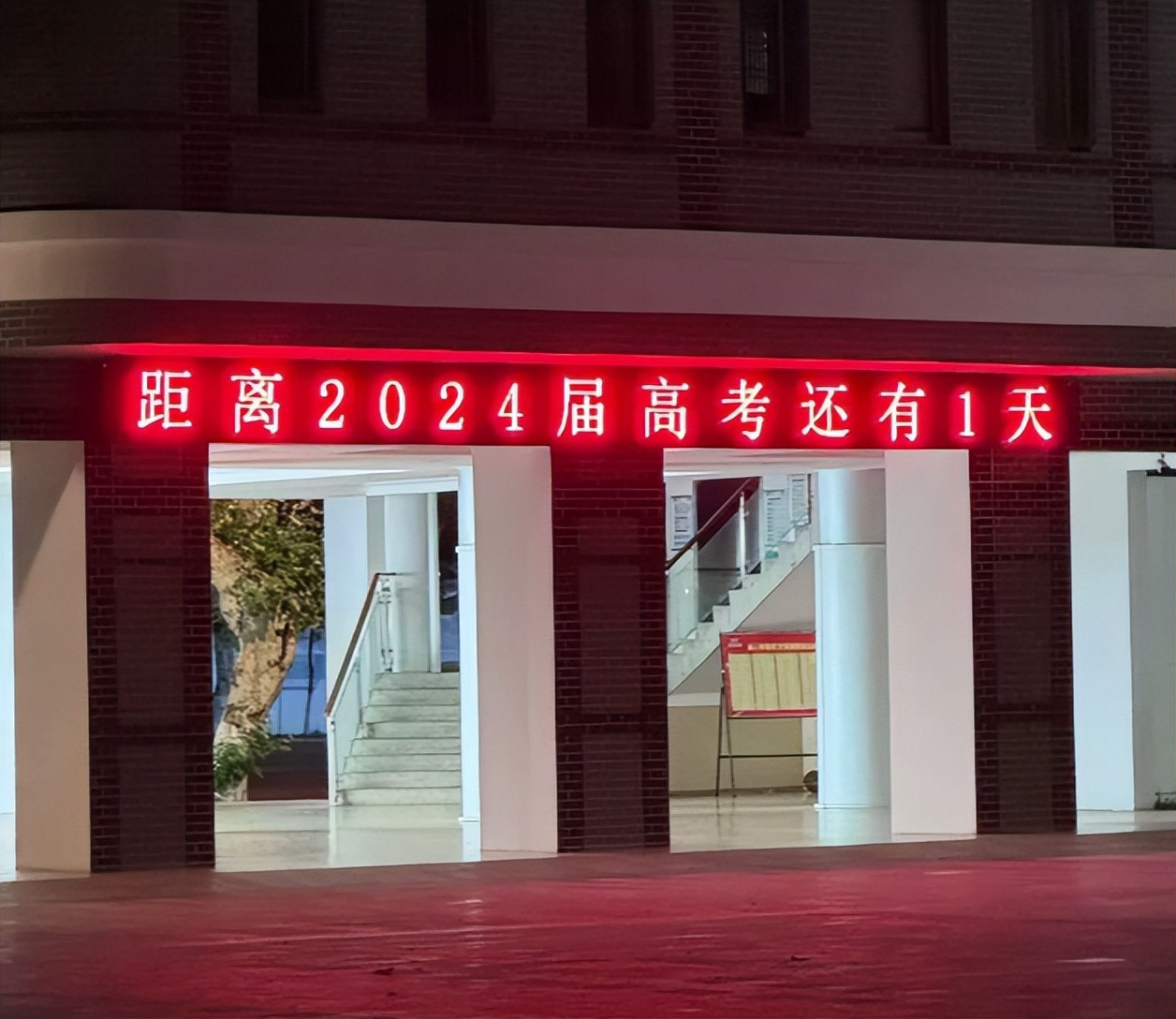 “求哥哥姐姐手下留情”, 研究生也负责高考阅卷, 高中生们炸锅了”
