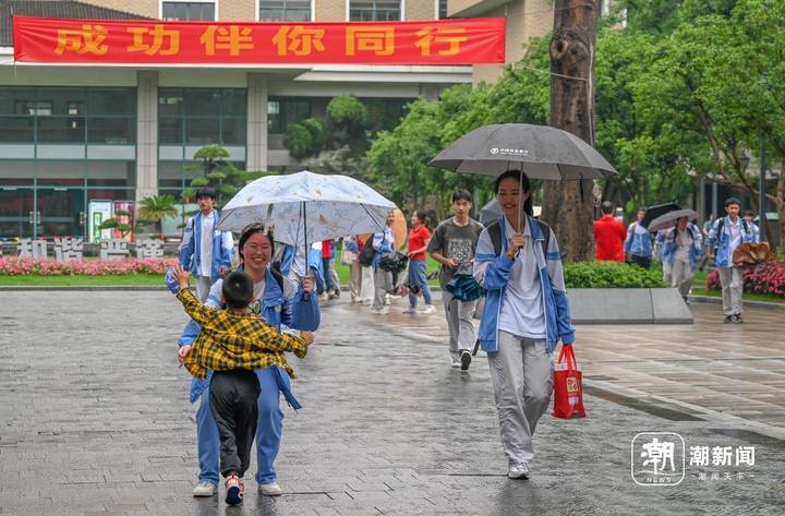 浙江高考收官 考生家长用鲜花和拥抱迎接走出考场的孩子