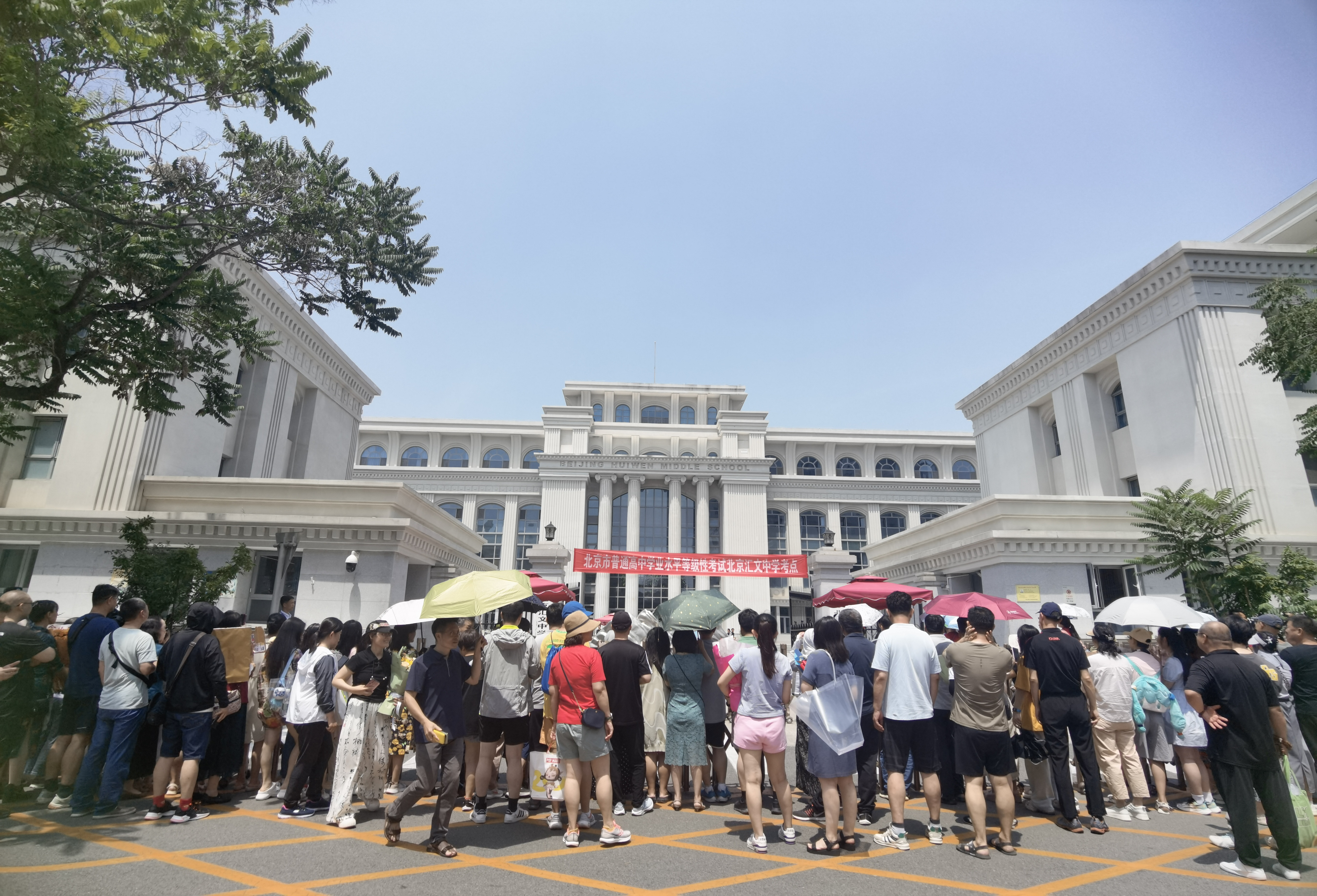 北京高考最后一天: 部分考生提前结束高考, 家长手持鲜花相迎