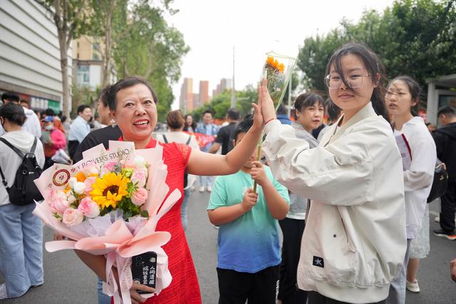 爱出者爱返 这场“双向奔赴”最暖人心: 考场内莘莘学子奋笔疾书为梦拼搏 考场外总有一幕幕温情瞬间让人动容