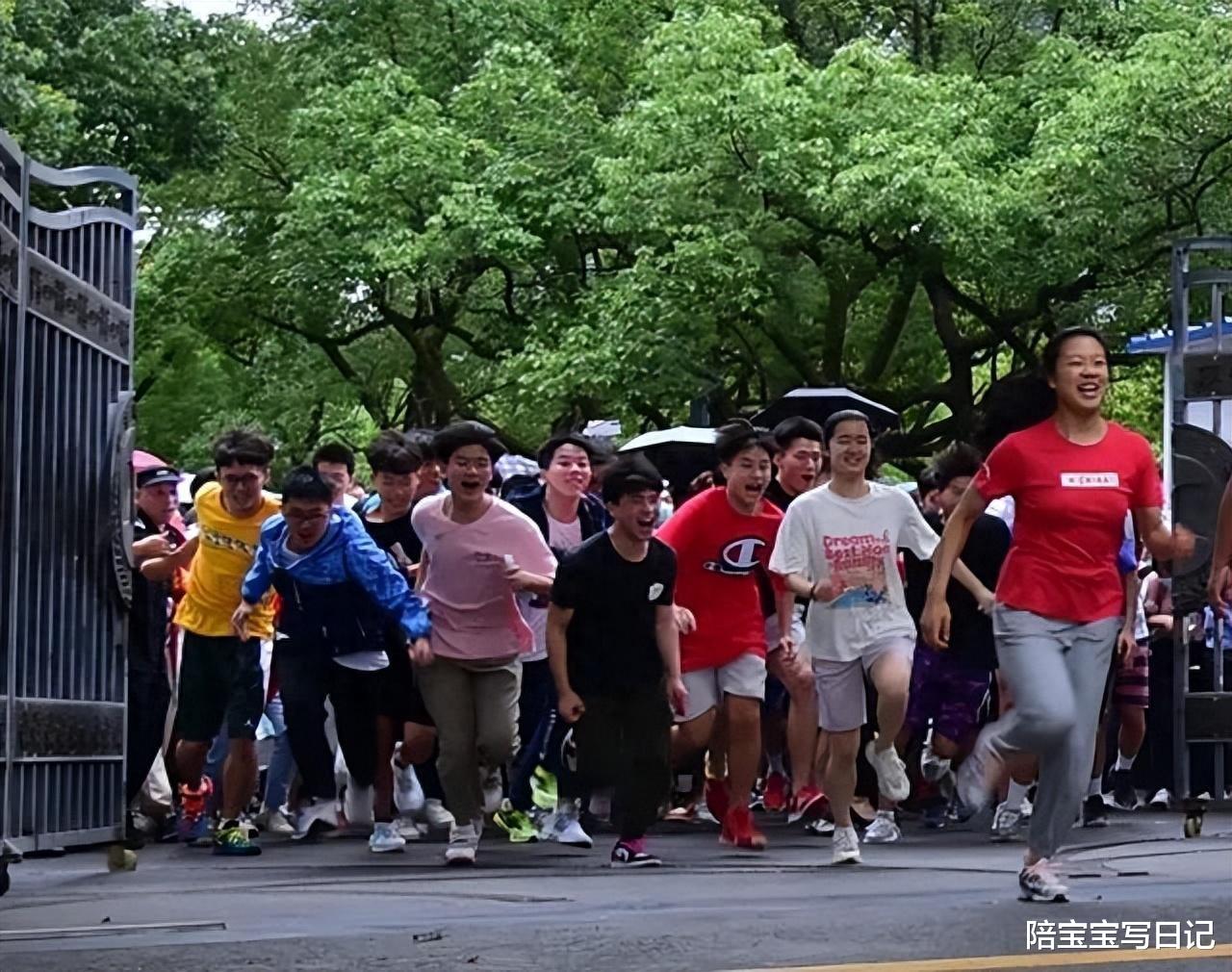 当年那个跑出考场, 因跳“一字马”走红的女孩, 最终成绩咋样