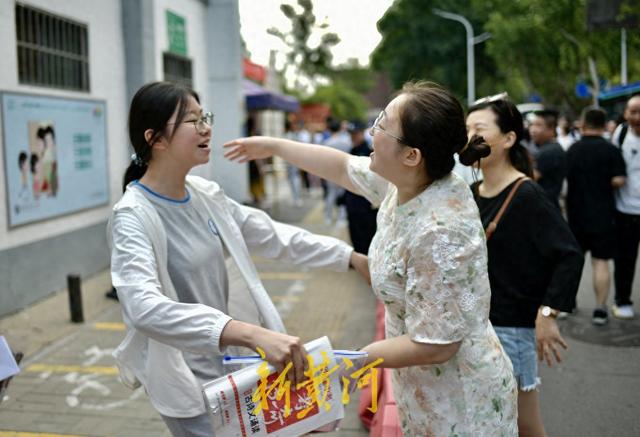 济南中考大幕开启 老师考点外拥抱送祝福 | 镜相