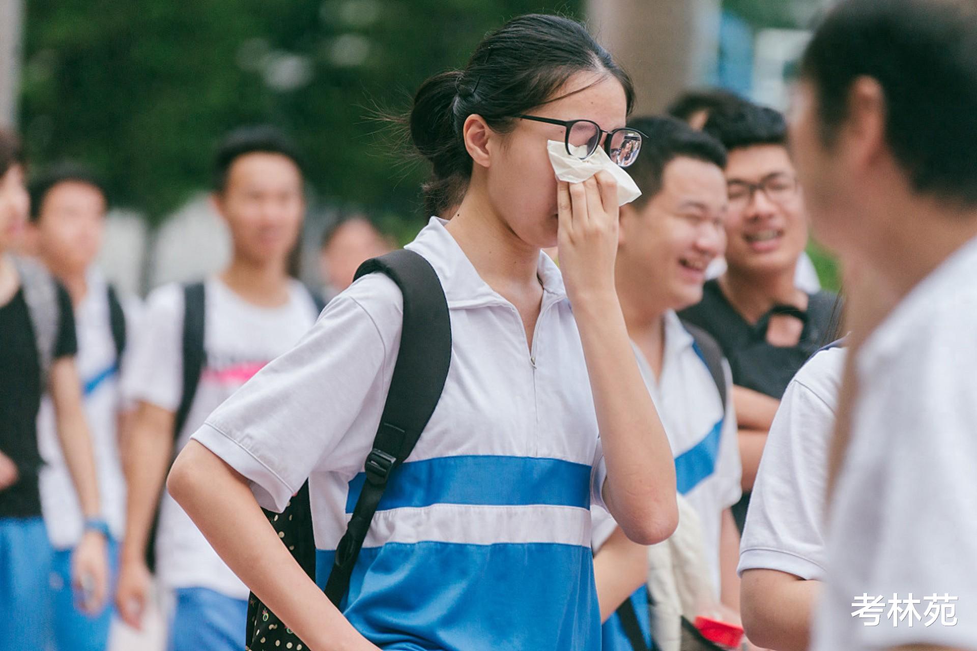 心真大! 陪考爸爸中午睡过头致女儿英语缺考, 班主任建议复读