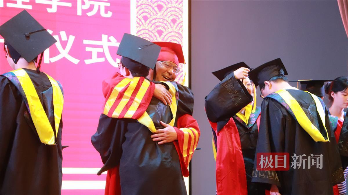 武汉一大学为毕业生上最后一课: 请在社会大学修炼五种能力