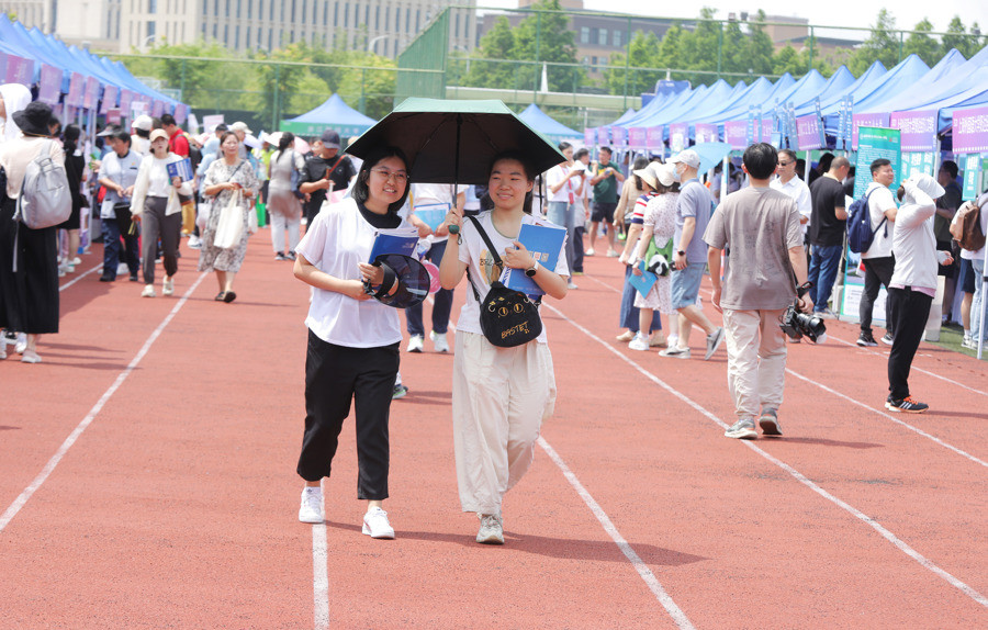 近万考生及家长直面90所高校最关心啥? 上海今年校园内首办大型线下高招咨询