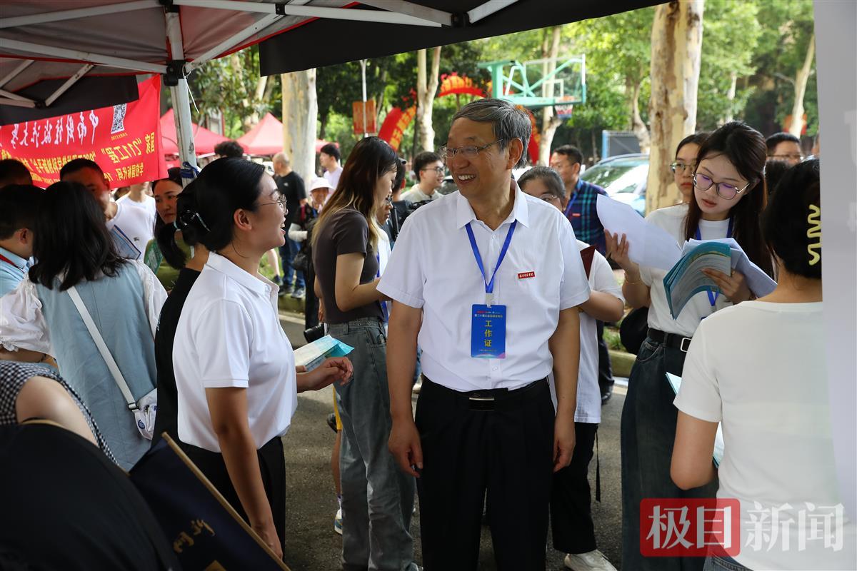 5万人次走进武昌首义学院, 一家三代现场咨询王牌专业