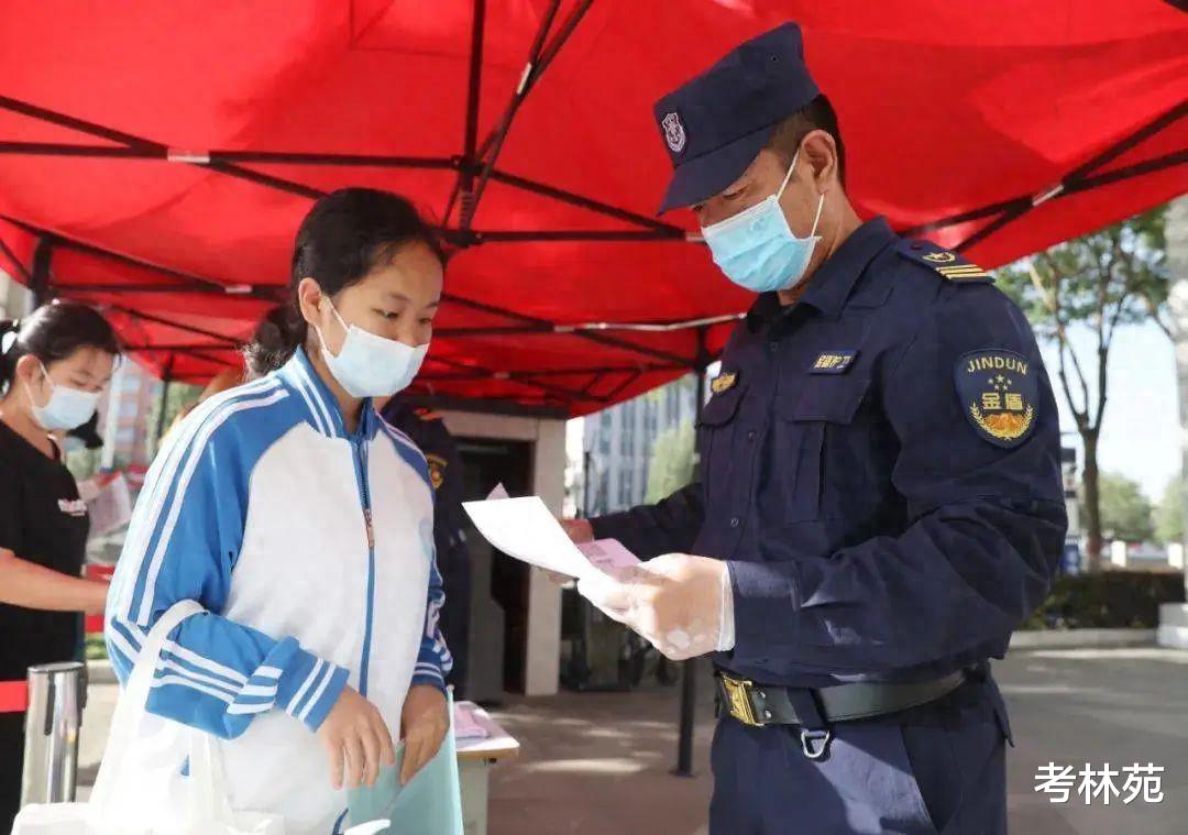 南昌一中考生迟到2分钟被拒入场, 致数学缺考, 出发前父母曾提醒