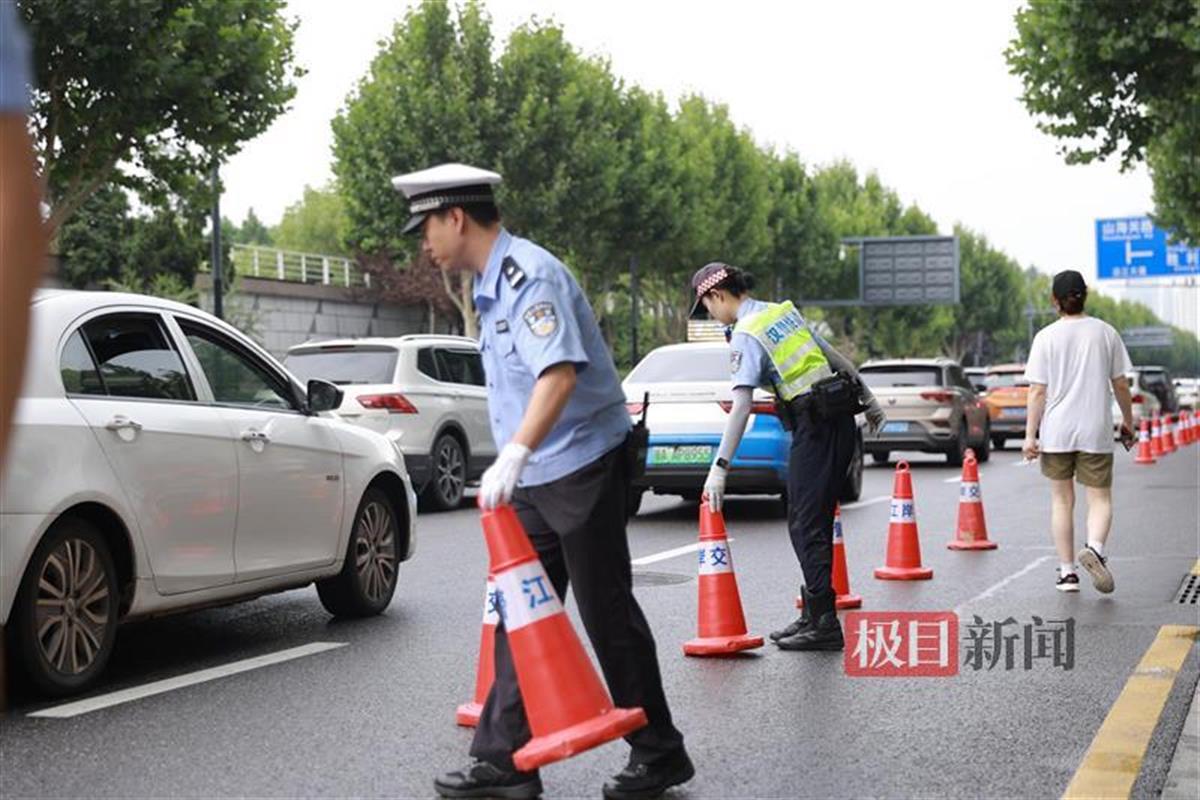 武汉交警“绿波带”守护90个考点, 中考首日上午交通安全有序