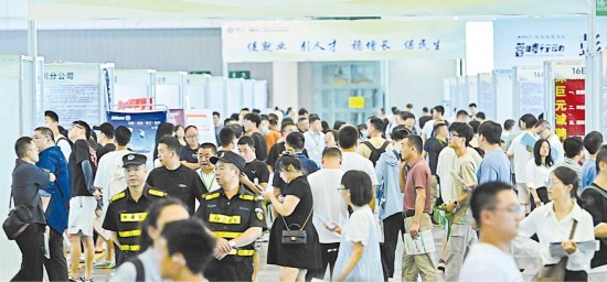 成都夏季特大型人才招聘会举行 300余家企业 提供8000多个岗位