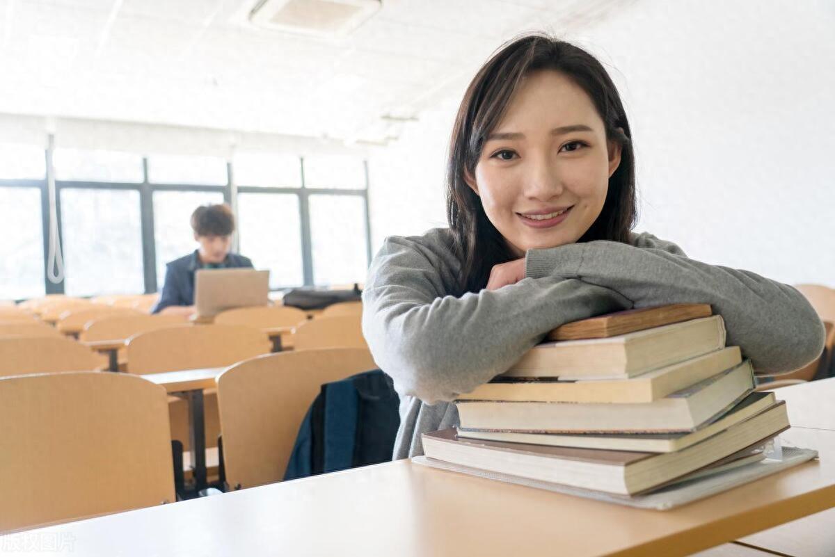 老公的侄女在我家吃住三年, 高考结束搬走那天, 她让我打开抽屉锁